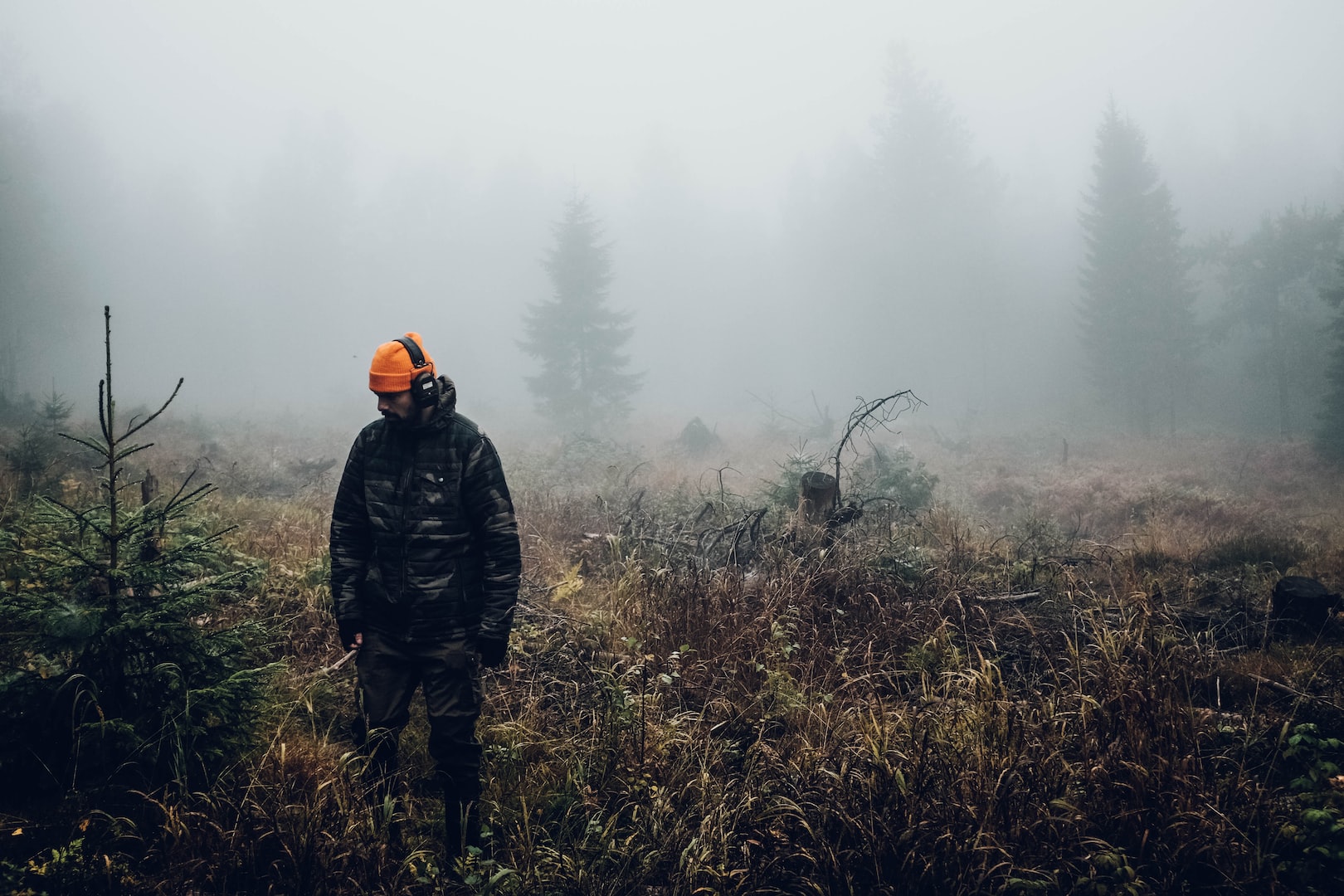 Jägare i skog