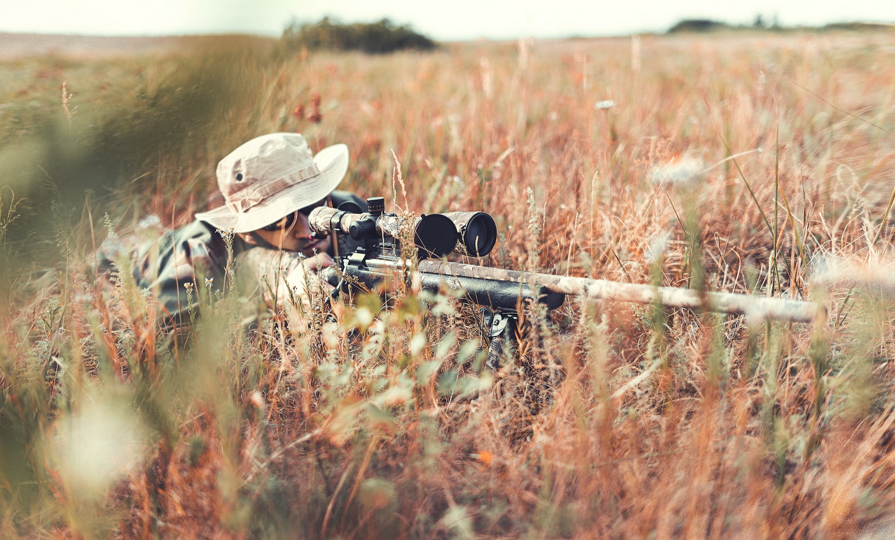 Jägare som siktar med sitt vapen